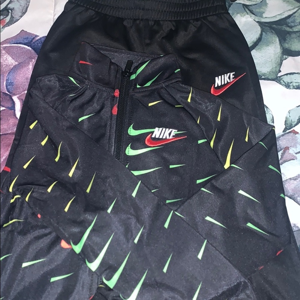 Toddler new style NIKE suit never worn NWT